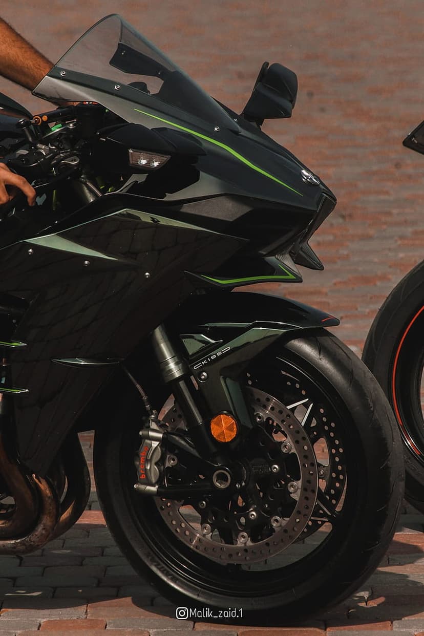 Kawasaki Ninja H2R front fairing featuring green trellis frame, aerodynamic winglets, and high-end Brembo brakes.