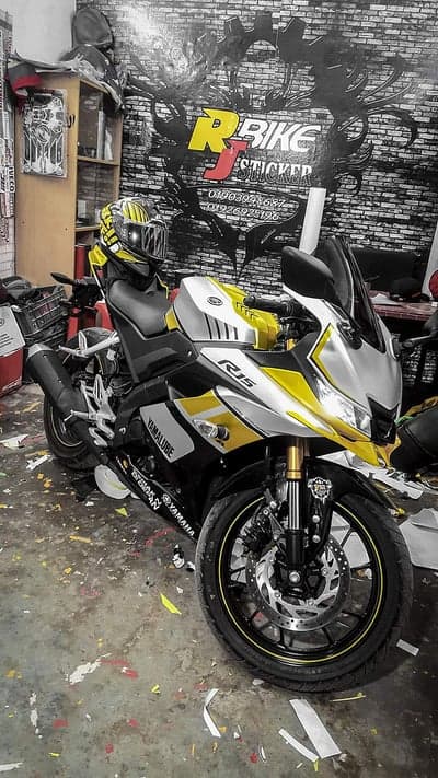 Custom Yamaha R15 Motorcycle with Yellow and Silver Decals