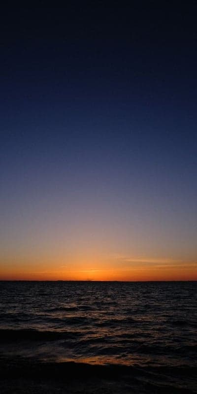 Ocean's Edge Embracing the Final Hues of Day