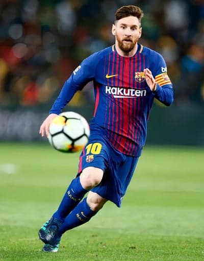 Lionel Messi dribbling in Barcelona kit