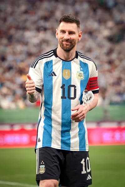 Lionel Messi celebrates in Argentina kit with thumbs up