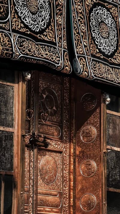 Kaaba door and Kiswah: intricate Islamic calligraphy and artistry