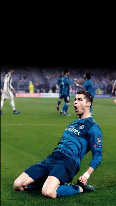 Cristiano Ronaldo celebrates goal on his knees