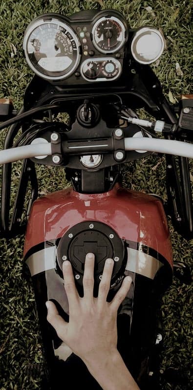 Motorcycle fuel tank with hand resting on it