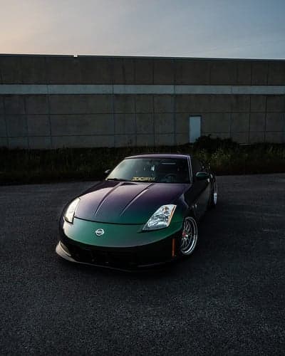 Chameleon Nissan 350Z Sports Car Mobile Background