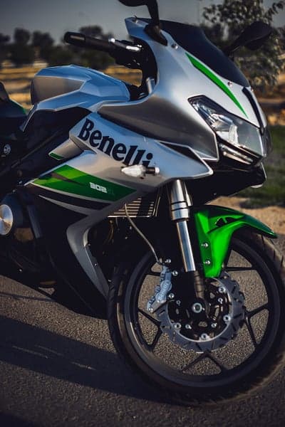 Benelli 302R Sportbike Green Front View Phone Wallpaper