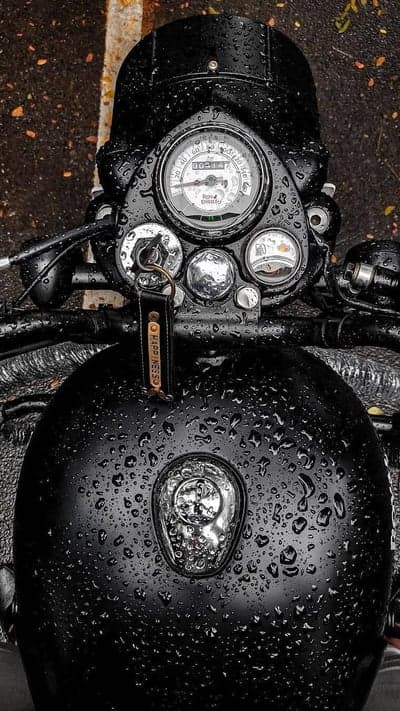 Rainy Motorbike Controls & Happiness Keychain Mobile Backdrop