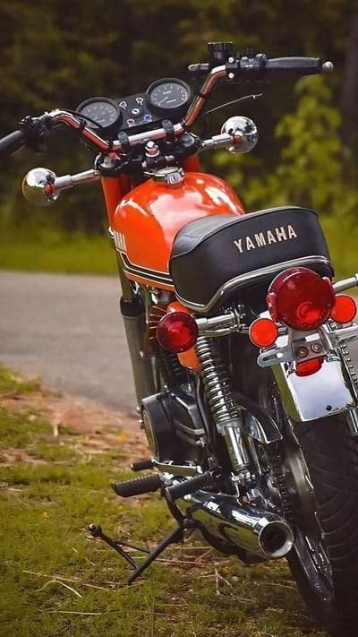 Classic Orange Yamaha Motorcycle Rear View Wallpaper