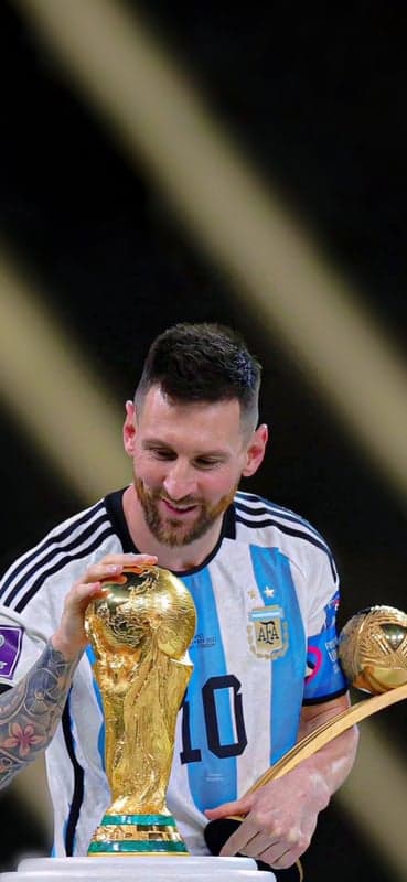Lionel Messi holds World Cup trophy with Argentina jersey