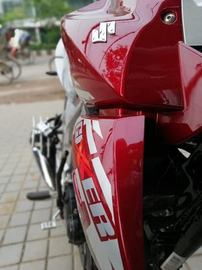 Glossy Red Suzuki Gixxer Fairing Mobile Background