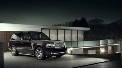 Luxury Range Rover at Modern Architecture Desktop Background