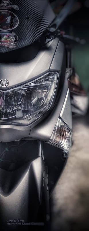 Matte Silver Yamaha Sportbike Front Detail Mobile Background