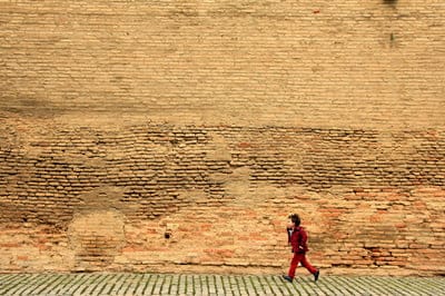 to run,beautiful wallpaper,kid,wall,family,wallpaper 4k,joy,free wallpaper,desktop backgrounds,hd wallpaper,happy,happiness,4k wallpaper,mural,full hd wallpaper,people,urban,red,contrast,guy