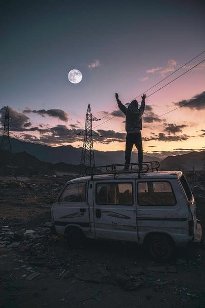man, alone, gesture, dom, car, twilight, mobile wallpaper, android wallpaper, iPhone wallpaper, phone wallpaper