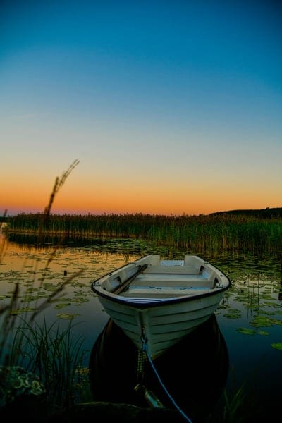 boat,dawn,beautiful wallpaper,mobile wallpaper 4k,sky background,sunset,sea,sky,ipad wallpaper,reed,nature,water,phone wallpaper,travel,samsung wallpaper,coast,atmosphere,mystical,peaceful,wallpaper