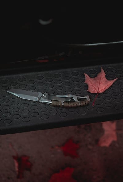 blackhandledknife,sharpknife