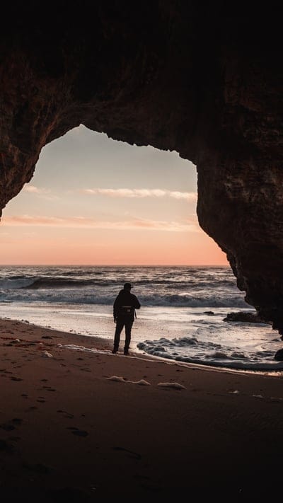 boystandingonbeachinmountaincave,boystandingonbeach,boystandingonbeach,seainmountaincave,beach,sea,nature