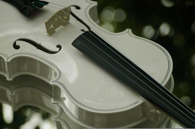 violin,laptop wallpaper,music,free wallpaper,instrument,mac wallpaper,free background,wallpaper 4k,white violin,musical instrument,reflection,wallpaper hd,full hd wallpaper,closeup,beautiful wallpaper,4k wallpaper,cool backgrounds,bokeh,desktop wallpaper,
